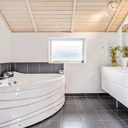 Luxury Lakeside Retreat - By Traum *