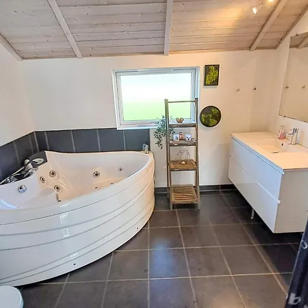 Luxury Lakeside Retreat - By Traum Ansager